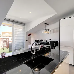  Apartment Penthouse Deluxe, Carolina Park, Spain